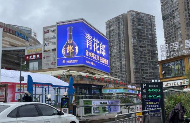 达州罗浮广场L形巨幕与仁和新城高清屏对比分析