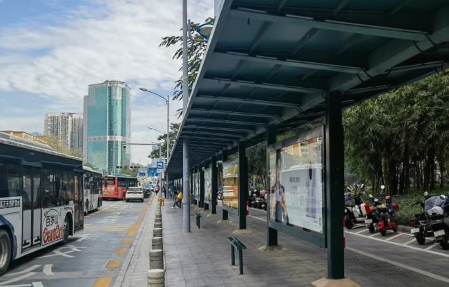 科普深圳230米最长公交站台的客流结构与候车亭灯箱媒体矩阵