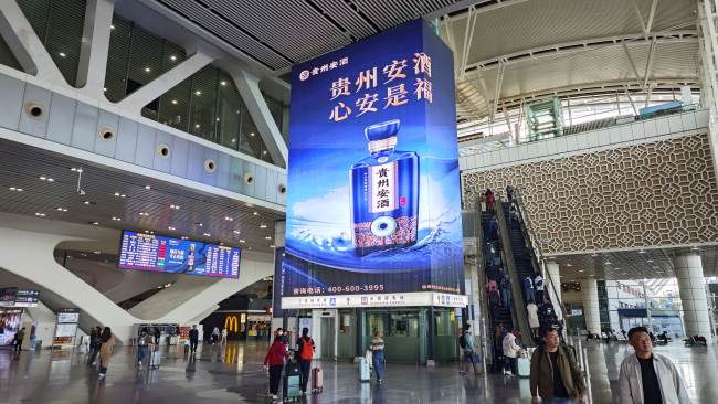 广州南站日均47万客流下的直梯大屏对多层客流的立体覆盖