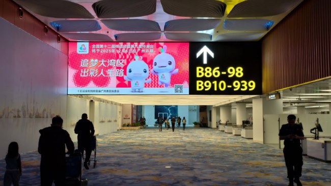 安检后通道封闭环境内双屏广告的强制性与沉浸感