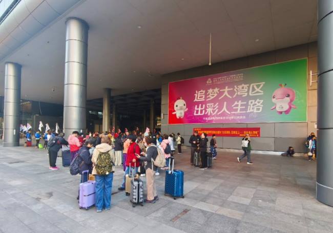 立足深港通关必经广场的户外墙面大牌广告分析