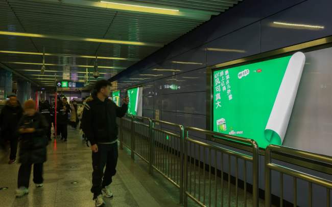 北京地铁高客流走廊灯箱广告的规模化覆盖效能