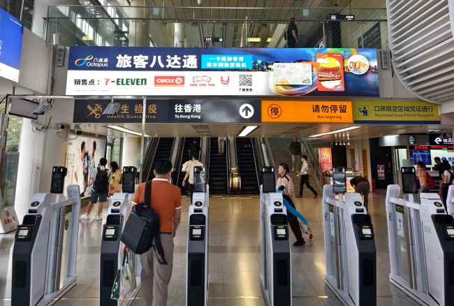 覆盖出入境双向客流的深圳福田口岸扶梯灯箱策略