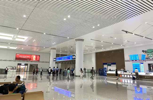 成都天府机场站候车大厅两侧墙面高空灯箱广告