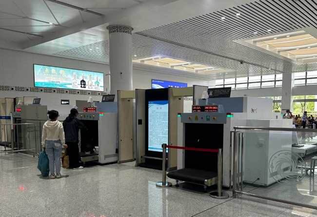 成都天府机场站候车大厅两侧墙面高空灯箱广告