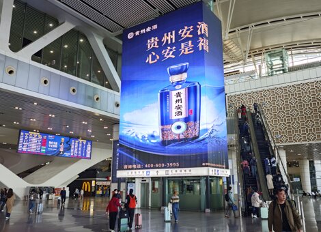 第一户外传媒-广州南站-西进站口南北两侧直梯透明LED屏