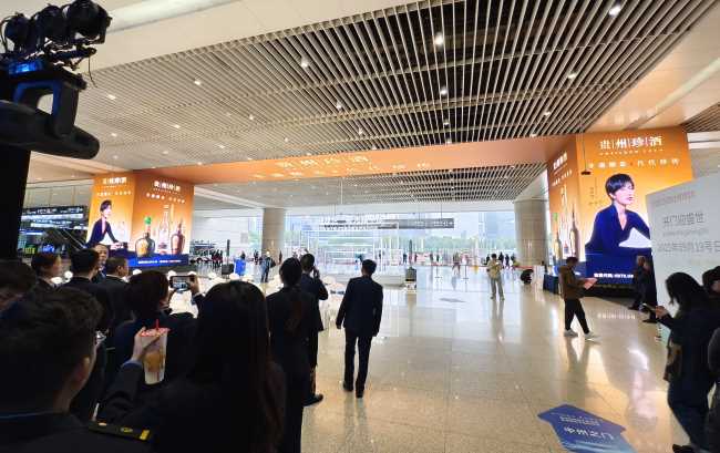 中原高铁枢纽郑州东站到达出口天幕包柱大屏的视觉奇观效应