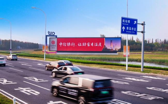 青岛胶东机场户外公路进出航站楼路侧灯箱广告 