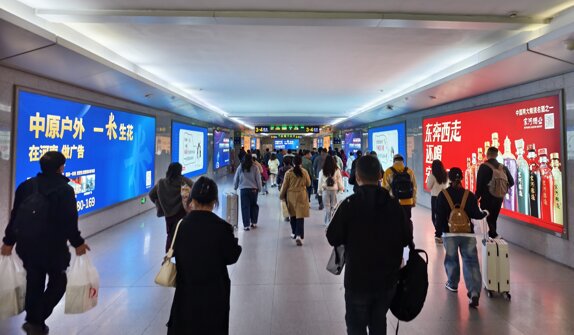 第一户外传媒-许昌东站进站通道墙面灯箱广告