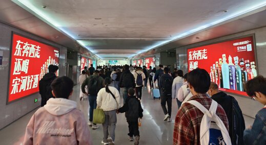 第一户外传媒-许昌东站出站通道墙面灯箱广告