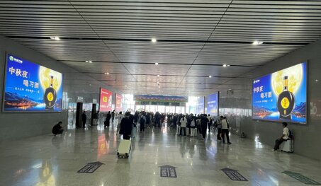 第一户外传媒-新乡东站出站通道墙面灯箱广告