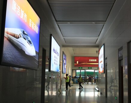 第一户外传媒-开封北站出站厅墙面灯箱