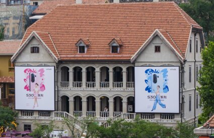 第一户外传媒-武汉昙华林艺术中心户外灯箱广告