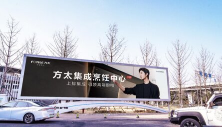 第一户外传媒-青岛胶东机场停车场出入口灯箱广告