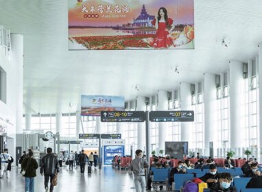 第一户外传媒-南通兴东机场二楼候机大厅双面吊旗