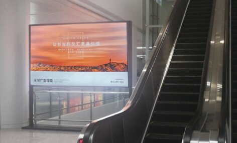 第一户外传媒-南通兴东机场迎客大厅立式灯箱