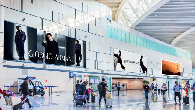 青岛胶东机场国内出发指廊商业区高空灯箱