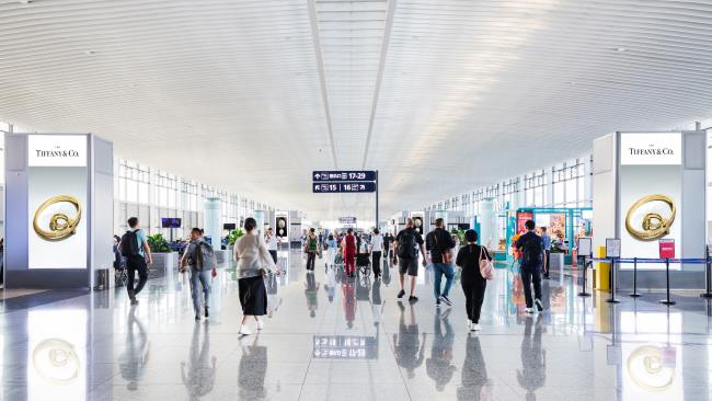 青岛胶东机场国内出发指廊双面风塔灯箱