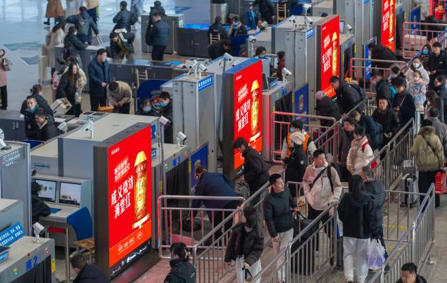 第一户外传媒-南京南站进站安检口LED屏