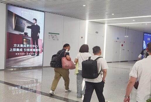 第一户外传媒-天府机场站进站通道灯箱