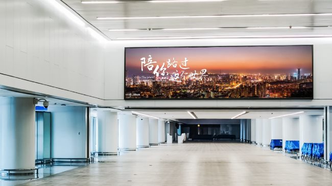 第一户外传媒-青岛胶东机场一层可转换机位高空灯箱