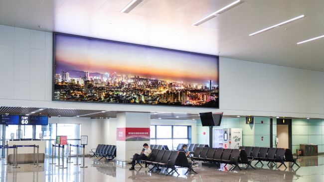 第一户外传媒-青岛胶东机场一层国内远机位高空灯箱