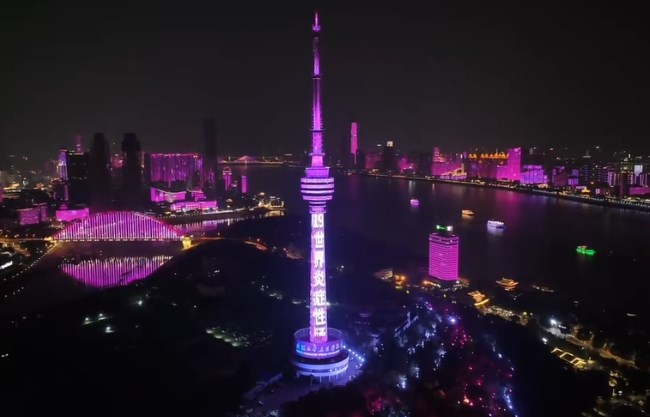 武汉龟山电视塔 LED 广告：长江之畔的地标性传播载体