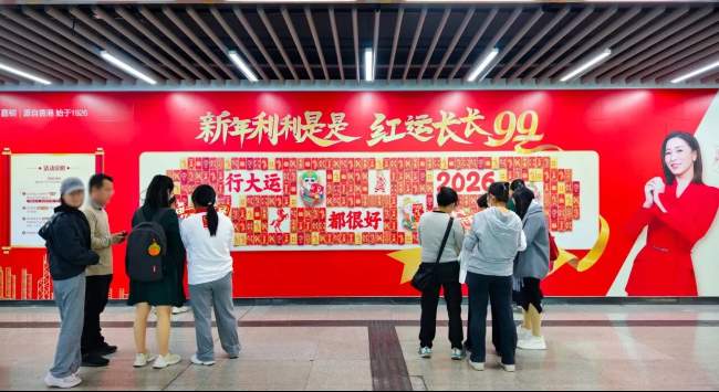 第一户外传媒-深圳地铁宝安中心站站厅卡布灯箱广告