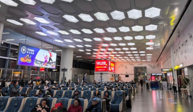 舟山机场候机大厅灯箱广告：精准触达旅游客群的优质载体