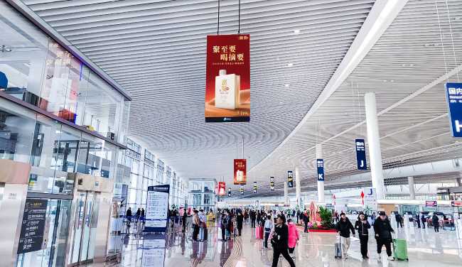 第一户外传媒-青岛胶东机场值机大厅吊挂式LED屏