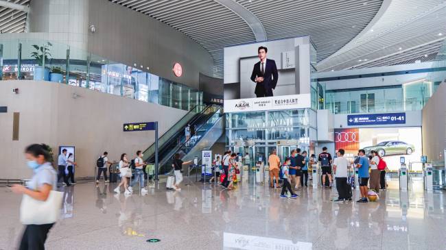 第一户外传媒-青岛胶东机场值机大厅直梯LED屏