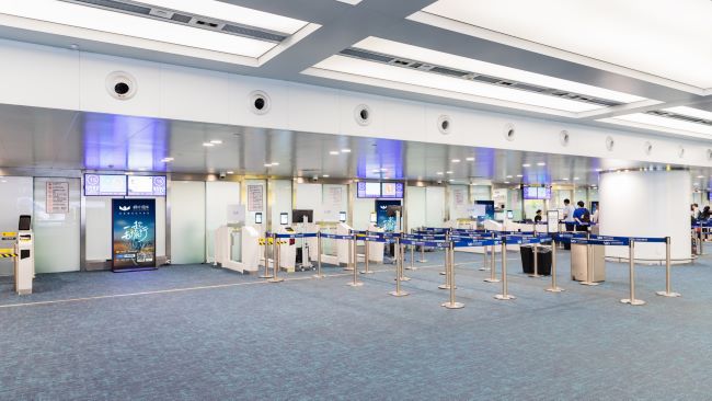 第一户外传媒-青岛胶东机场国内国际出发安检口刷屏机