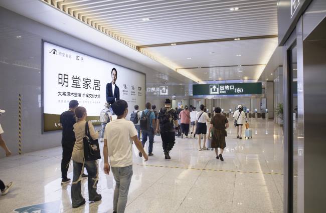第一户外传媒-横店站出站通道闸机口墙面灯箱广告