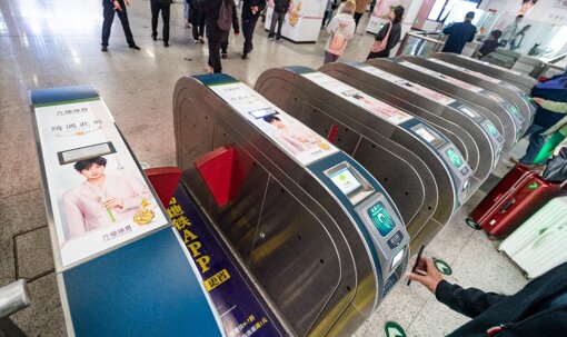 第一户外传媒-青岛地铁闸机贴广告