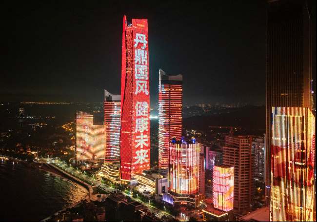 青岛海天中心灯光秀广告：城市地标级的传播载体