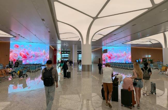 第一户外传媒-广州白云机场T3国内到达行李大厅出口墙面弧形LED大屏广告