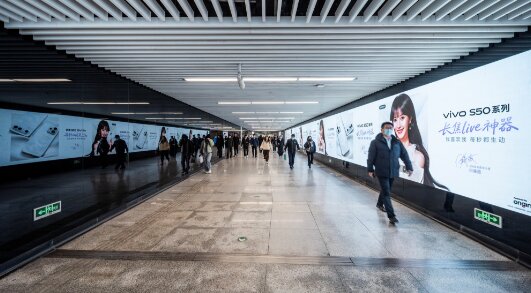 第一户外传媒-青岛地铁五四广场B通道光廊广告