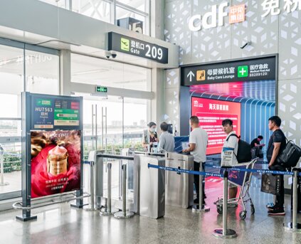 第一户外传媒-三亚凤凰机场T1国内出发候机区登机口航显灯箱