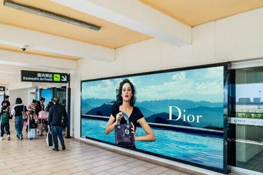 第一户外传媒-三亚凤凰机场T1国内到达通廊墙体灯箱