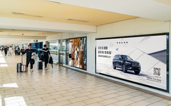 第一户外传媒-三亚凤凰机场T1国内到达通廊墙体看板