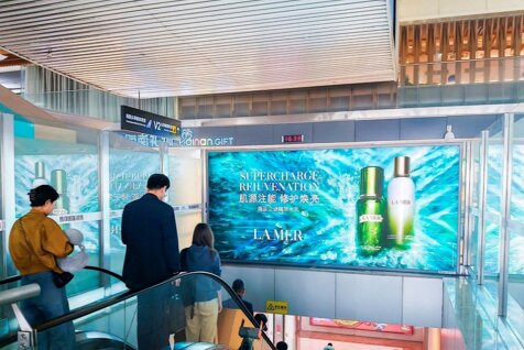 第一户外传媒-三亚凤凰机场T1国内到达行李厅梯楣灯箱