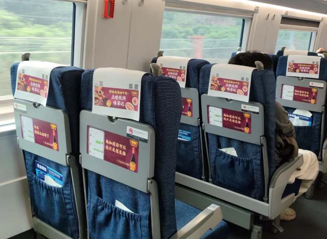 伴随旅客旅程的小桌板与头枕巾广告场景优势