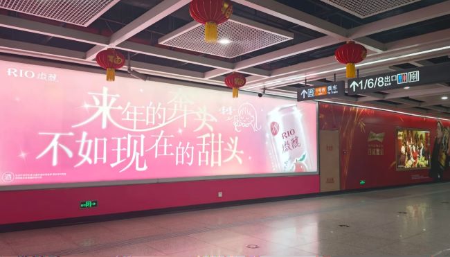 第一户外传媒-厦门地铁吕厝站换乘通道灯箱广告