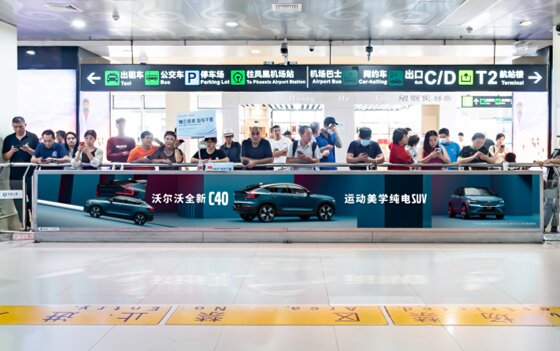 第一户外传媒-三亚凤凰机场国内到达出口围栏灯箱