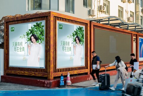 第一户外传媒-三亚凤凰机场T1西扩到达A出口长廊拐角L型看板