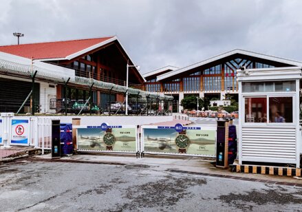 第一户外传媒-三亚凤凰机场T1西扩到达A出口对面道闸套装