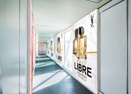 第一户外传媒-三亚凤凰机场内廊桥看板