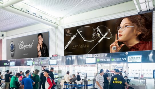 第一户外传媒-三亚凤凰机场T2国内安检前高空灯箱
