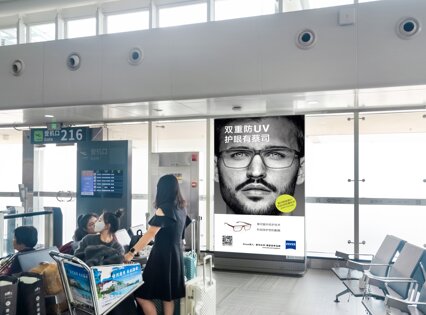 第一户外传媒-三亚凤凰机场T2国内登机口图腾灯箱