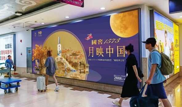 第一户外传媒-三亚凤凰机场T2国内行李厅通廊墙体灯箱